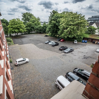 Der Parkplatz hinter der Musikschule soll entsiegelt werden.