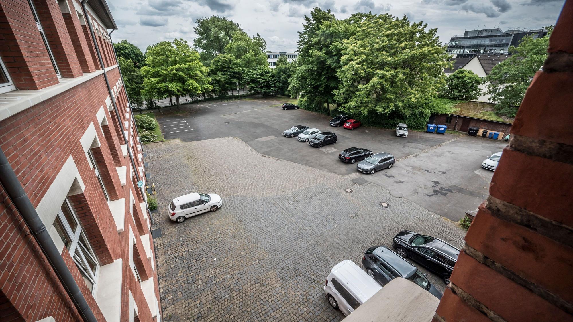 Der Parkplatz hinter der Musikschule könnte entsiegelt werden. Foto: Ralf Krieger