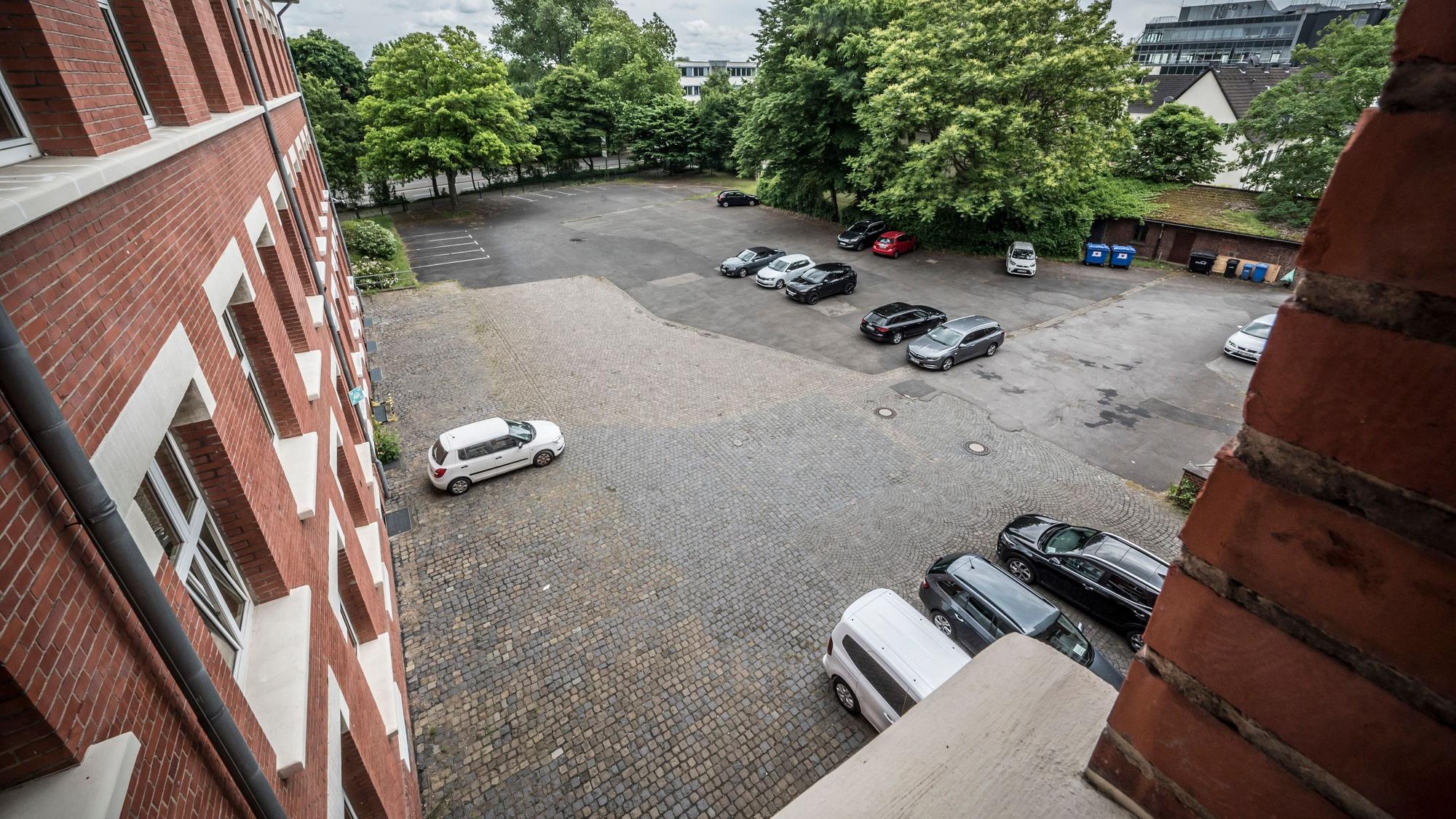 Der Parkplatz hinter der Musikschule soll entsiegelt werden.