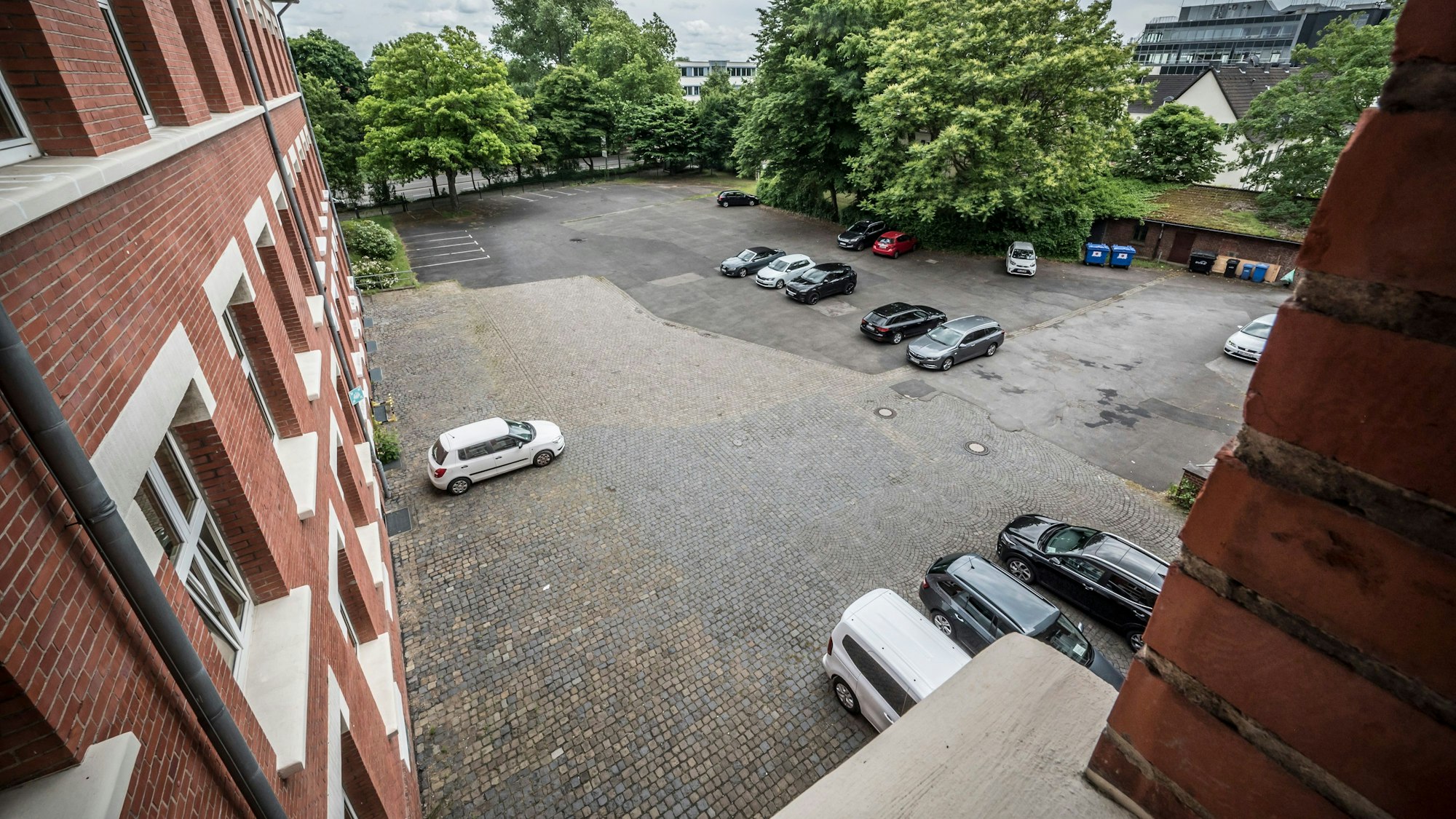 Der Parkplatz hinter der Musikschule soll entsiegelt werden.