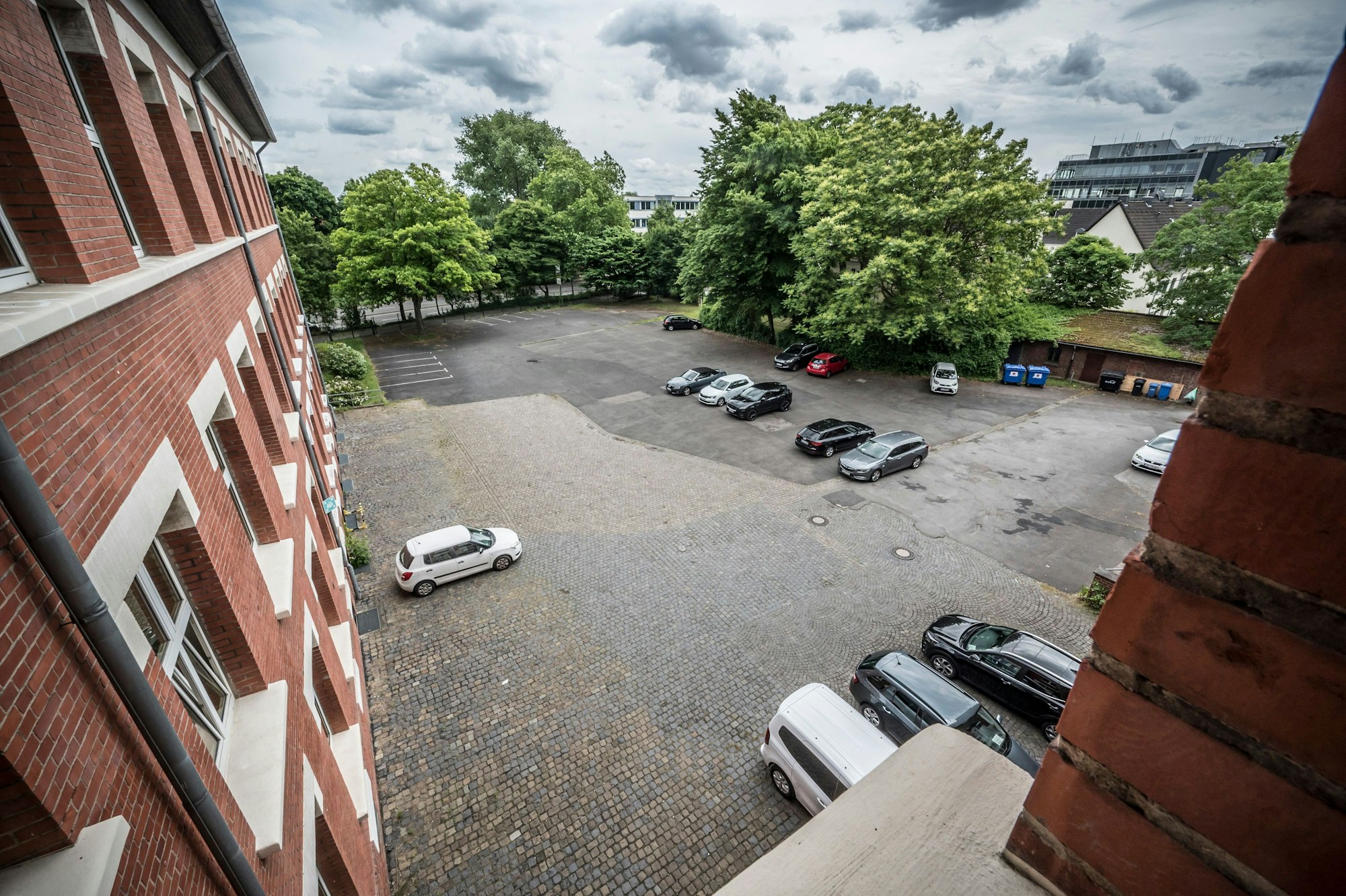 Der Parkplatz hinter der Musikschule könnte entsiegelt werden. Foto: Ralf Krieger