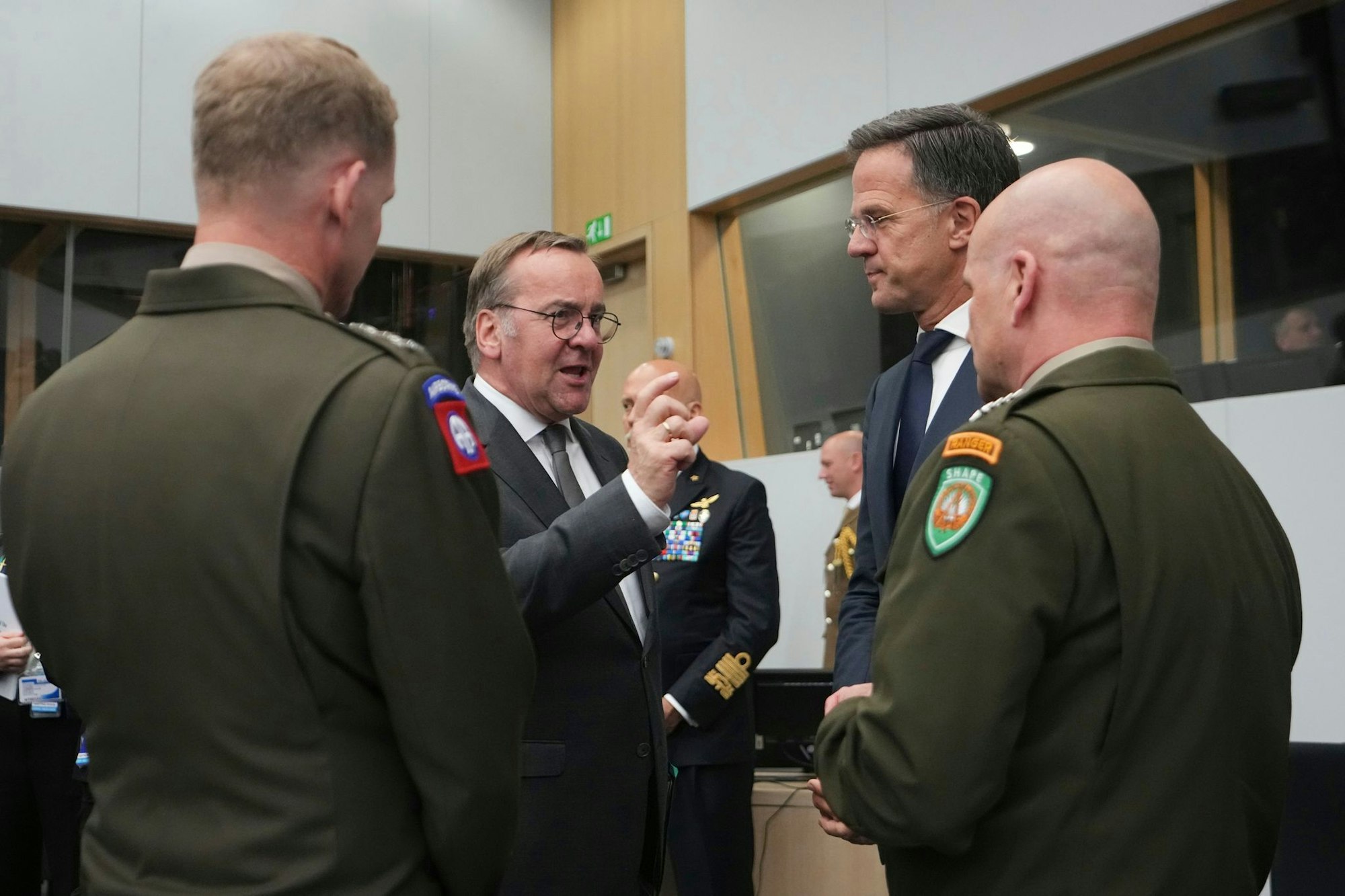 Am Rande eines Treffens der sogenannten Ukraine-Kontaktgruppe in Brüssel kündigte Pistorius einen neuen Anlauf für die internationale Verstärkung und Aufrechterhaltung der ukrainischen Flugabwehr an.