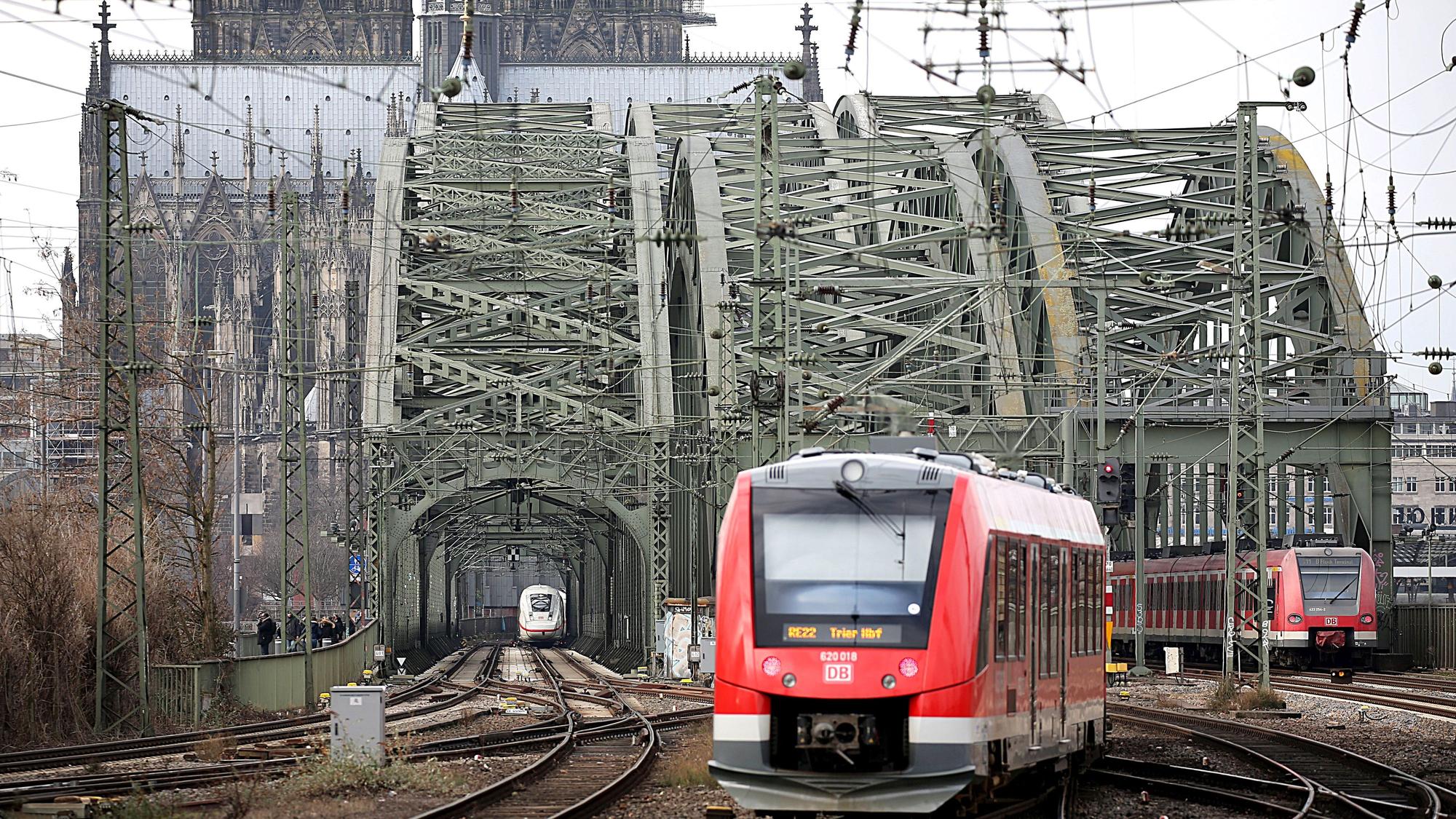 Züge fahren noch über die Hohenzollernbrücke in den Hauptbahnhof, Fußgänger und Radfahrer dürfen ab Mittwochmorgen nicht mehr passieren. (Archivbild)