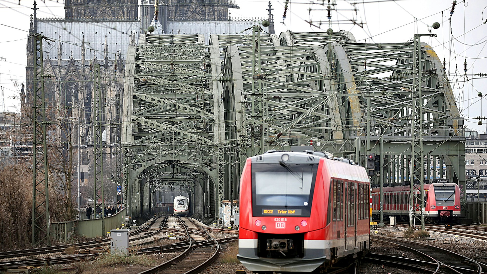 Züge fahren noch über die Hohenzollernbrücke in den Hauptbahnhof, Fußgänger und Radfahrer dürfen ab Mittwochmorgen nicht mehr passieren. (Archivbild)