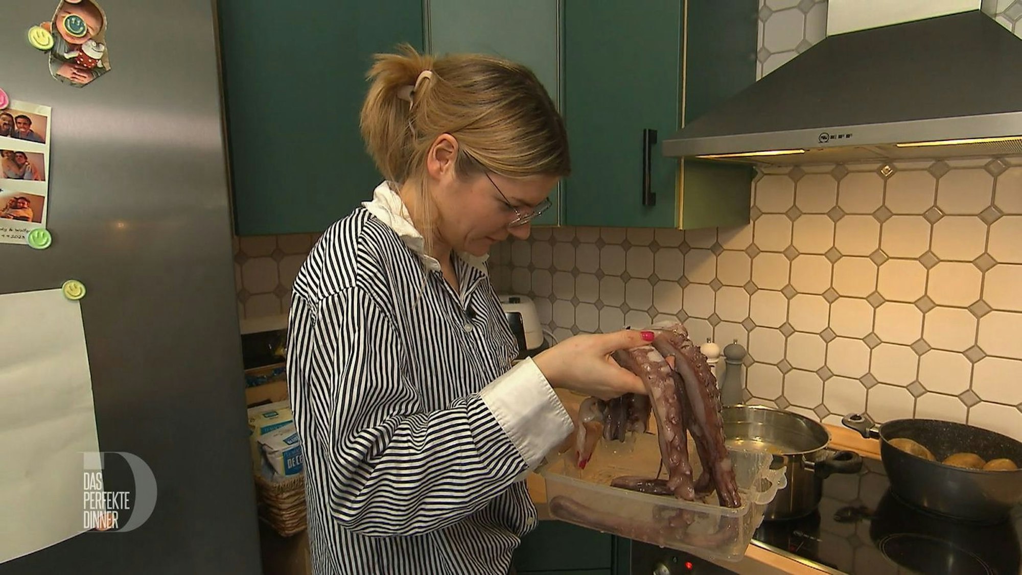 Joan (33) präsentiert die langarmige Zutat für die Vorspeise. (Bild: RTL)