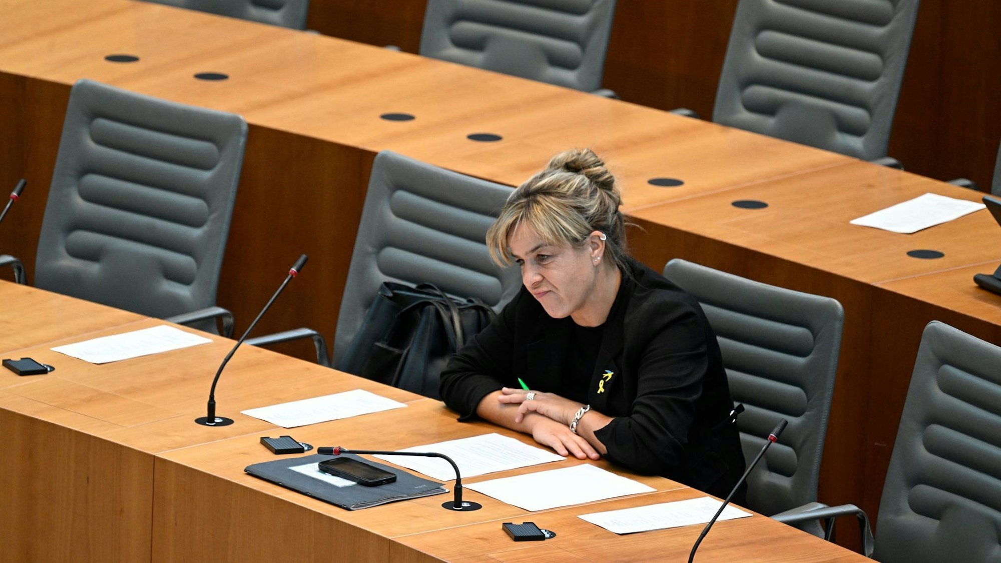 Nordrhein-Westfalens Wirtschaftsministerin Mona Neubaur (Grüne) wird im Landtag von der Opposition in die Zange genommen.