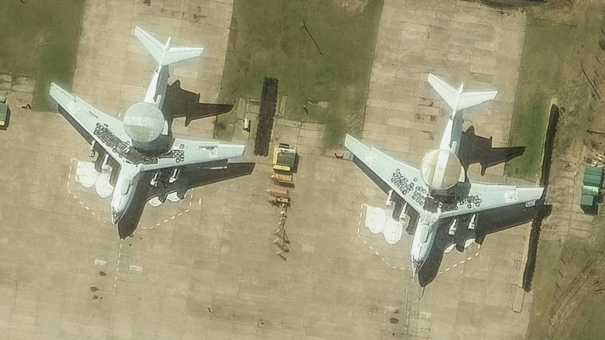 Zwei russische A-50-Aufklärungsflugzeuge standen zum Zeitpunkt der ukrainischen Angriffe auf dem Flugplatz Iwanowo, berichtet der britische „Telegraph“. Die hier gezeigte Aufnahme stammt vom 3. Mai. (Archivbild)