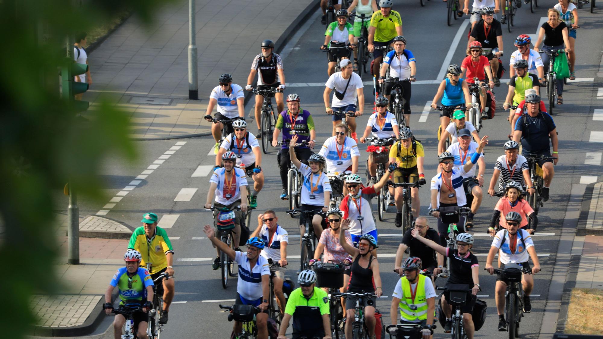 Impression von der zehnten NRW-Radtour im Juli 2018 in Köln an der Rheinuferstraße. (Archiv)