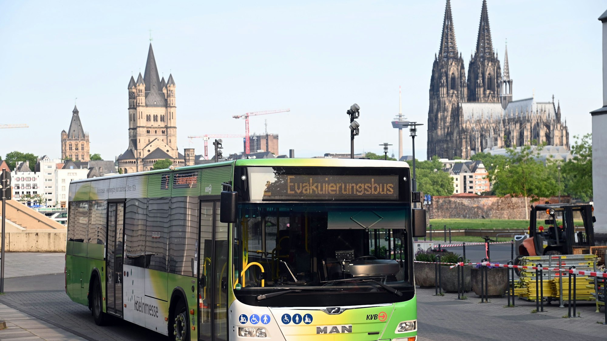 Blick vom Altenzentrum St. Heribert in Deutz: Die Evakuierung erfolgte mithilfe zweier KVB-Busse und Krankenwagen.