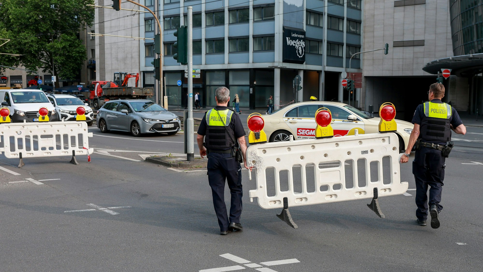 Auch an der Kreuzung Cäcilienstraße, Ecke Nord-Süd-Fahrt, haben Polizei und Ordnungsamt die Straße abgeriegelt.