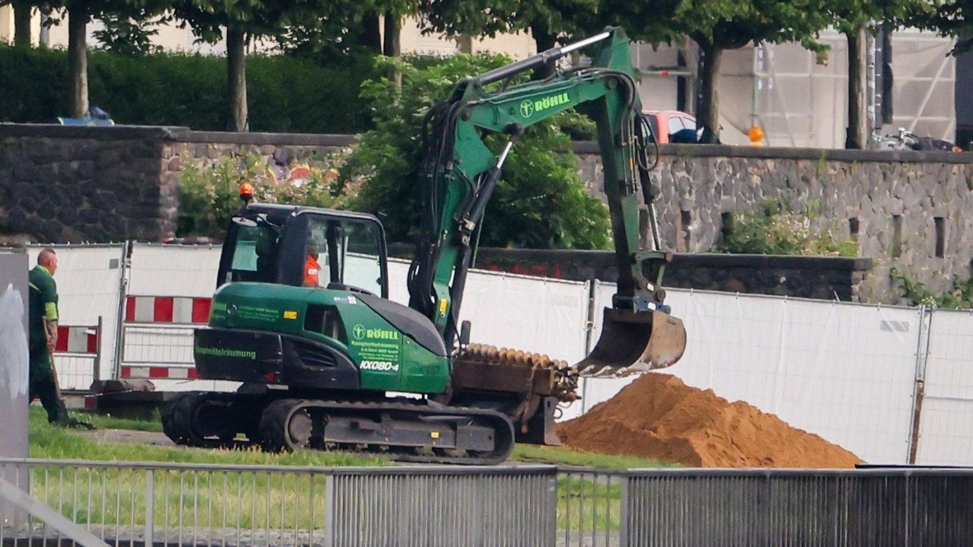 04.06.2025, Nordrhein-Westfalen, Köln: Die dritte der insgesamt drei Weltkriegsbomben liegt entschärft in einer Baggerschaufel und wird zur Verladung gebracht. Foto: Christoph Reichwein/dpa +++ dpa-Bildfunk +++