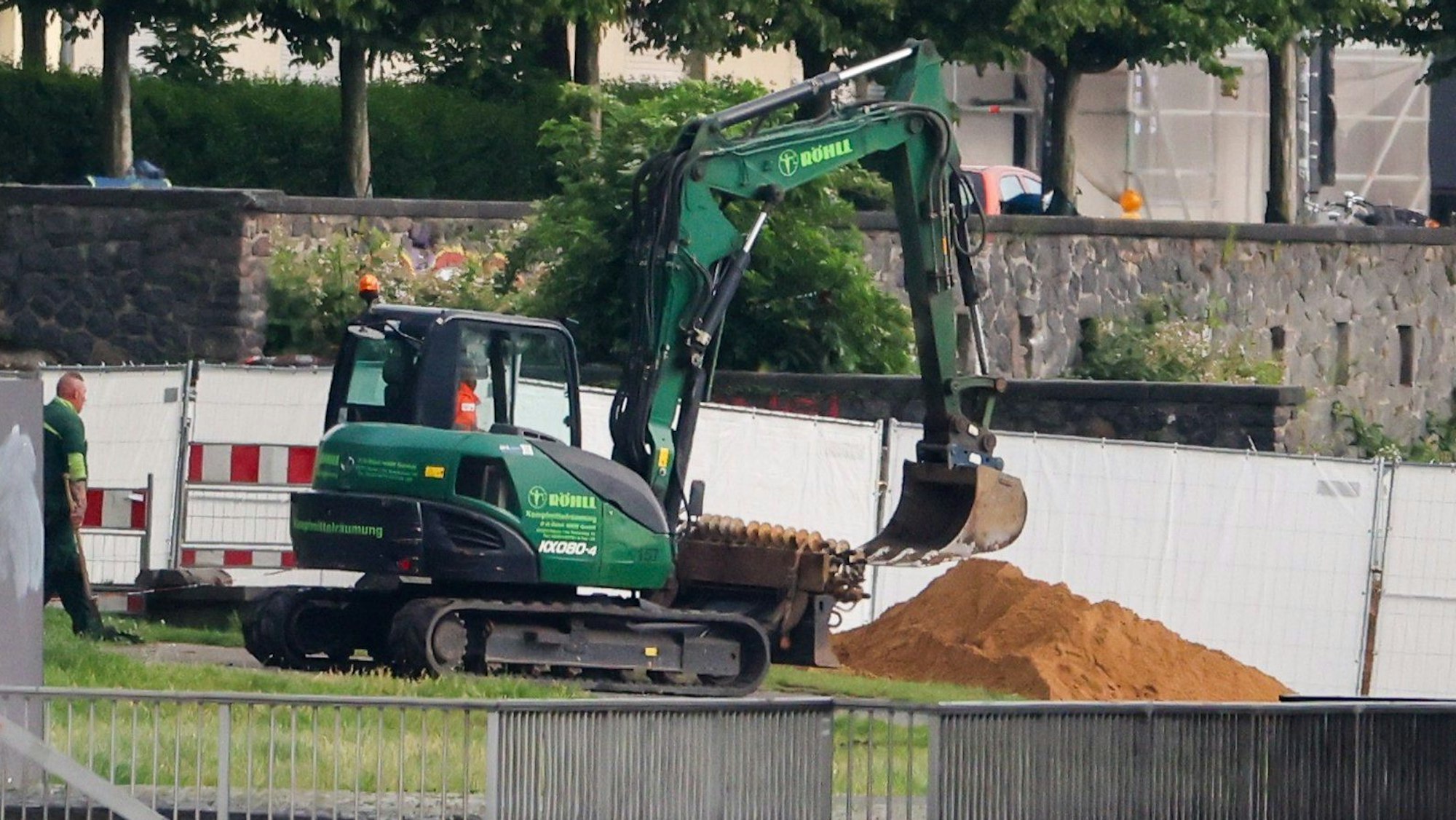 04.06.2025, Nordrhein-Westfalen, Köln: Die dritte der insgesamt drei Weltkriegsbomben liegt entschärft in einer Baggerschaufel und wird zur Verladung gebracht. Foto: Christoph Reichwein/dpa +++ dpa-Bildfunk +++