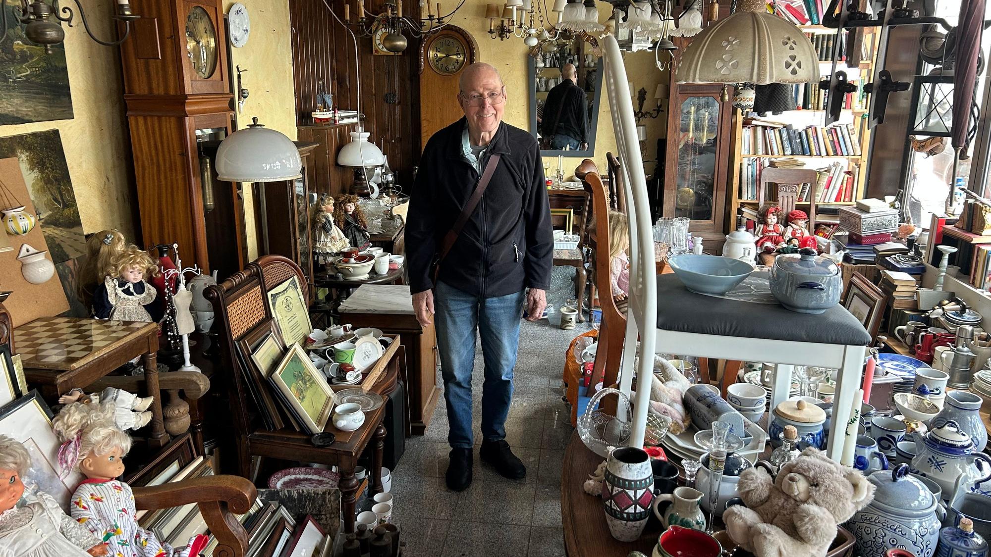 Wilfried Thelen, besser bekannt als Trödler Wilfried, in seinem Geschäft auf der Brückstraße in Leichlingen.