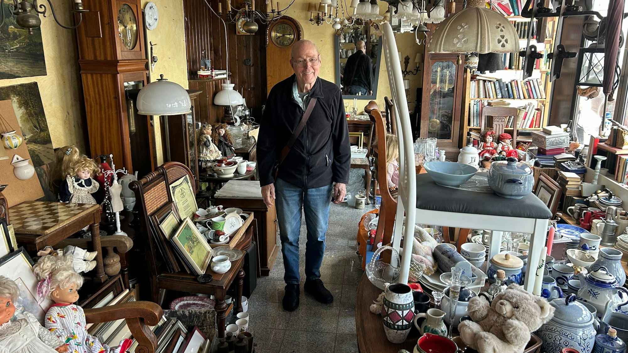 Wilfried Thelen, besser bekannt als Trödler Wilfried, in seinem Geschäft auf der Brückstraße in Leichlingen.