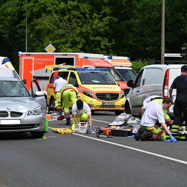 Das Bild zeigt Rettungskräfte an der Unfallstelle.