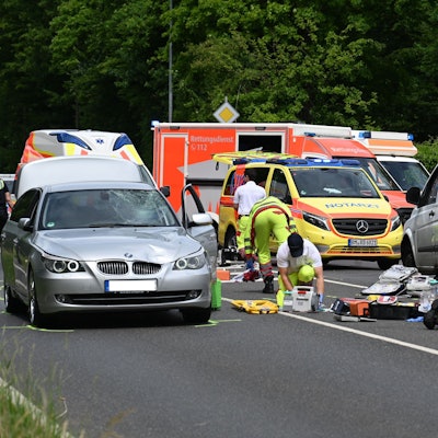 Das Bild zeigt Rettungskräfte an der Einsatzstelle.