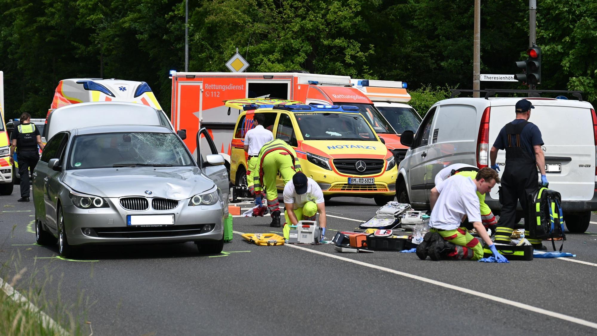 Das Bild zeigt Rettungskräfte an der Unfallstelle.