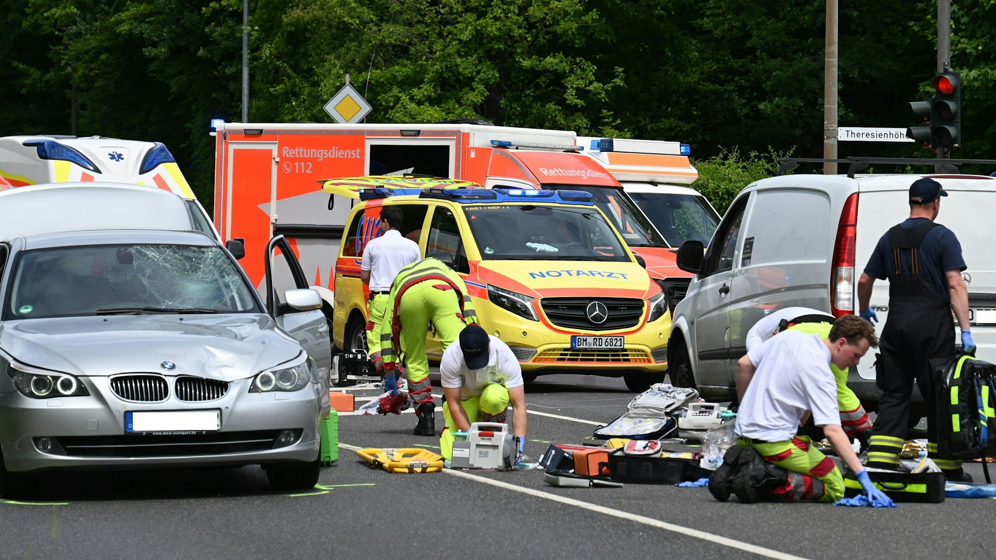 Das Bild zeigt Rettungskräfte an der Einsatzstelle.