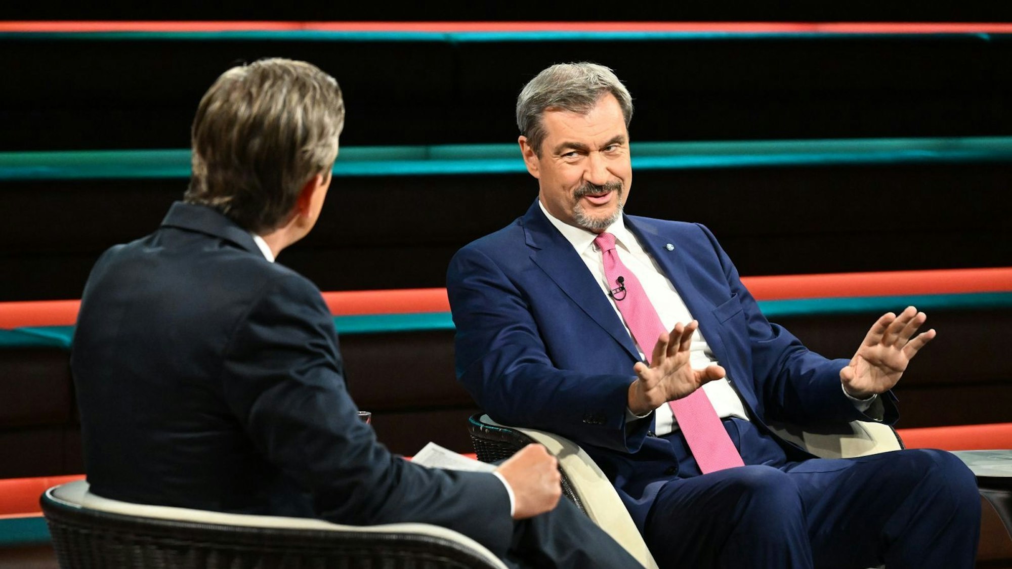 Als Markus Lanz (links) den CSU-Chef fragte, ob Israel in Gaza das Völkerrecht verletze, wich Markus Söder aus. (Bild: ZDF / Cornelia Lehmann)