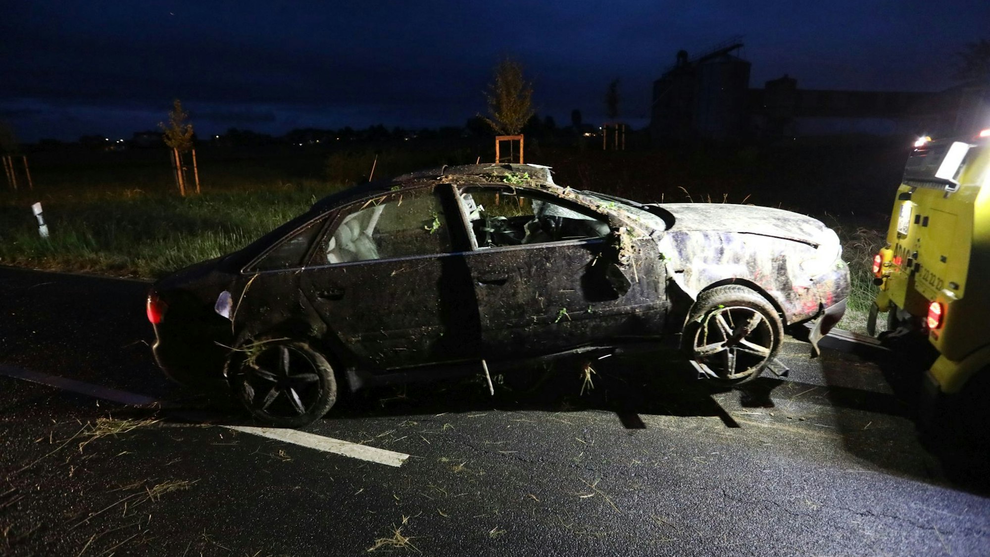 Ein Alleinunfall mit drei verletzten Männern ereignete sich auf der Holtofer Straße in Königsiwnter-VInxel.