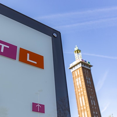 Der alte Messeturm mit buntem RTL Logo am Hauptsitz der RTL Mediengruppe auf dem ehemaligen Messegelände in Köln Deutz. (Archivbild)