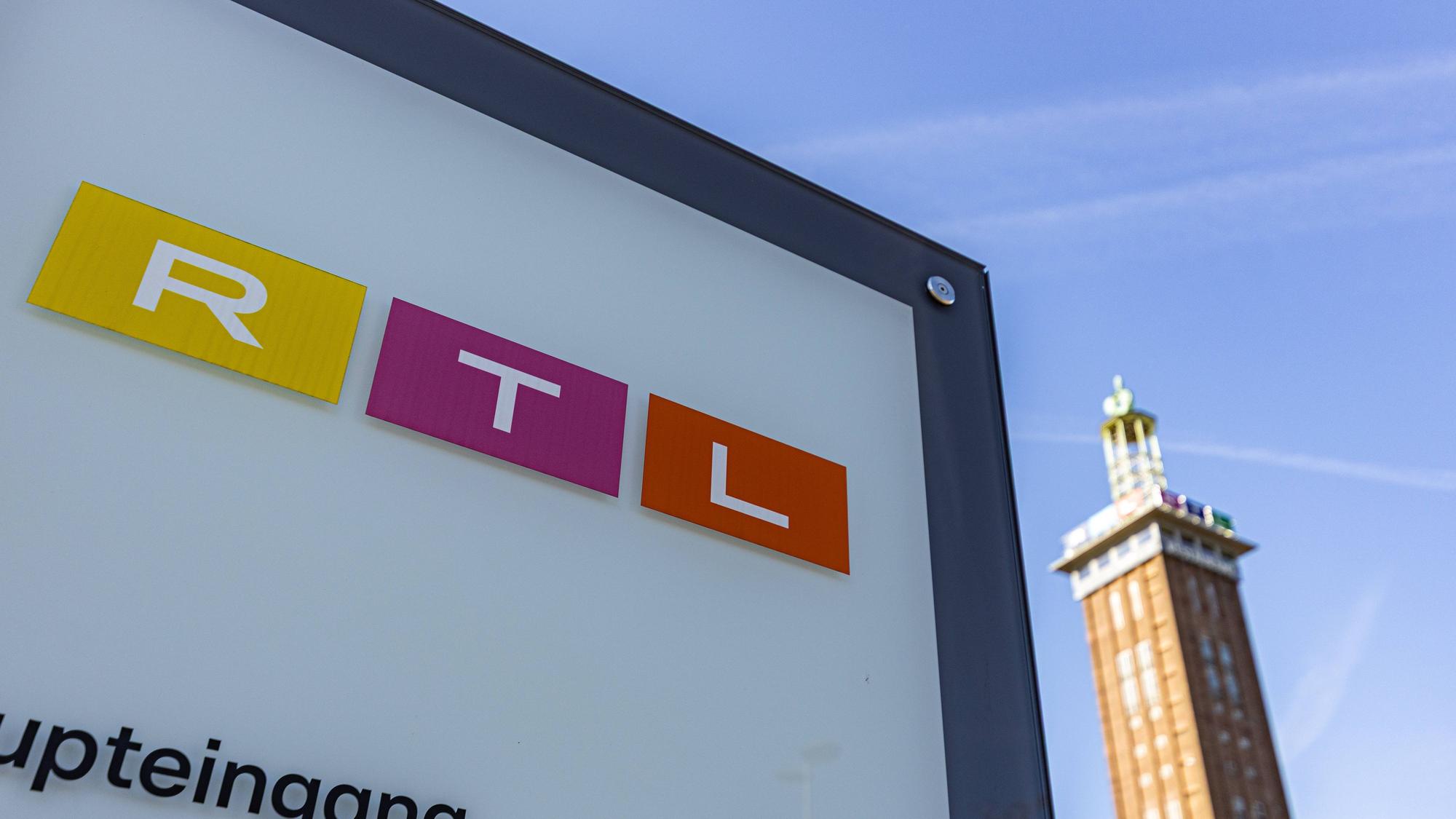 Der alte Messeturm mit buntem RTL Logo am Hauptsitz der RTL Mediengruppe auf dem ehemaligen Messegelände in Köln Deutz. (Archivbild)