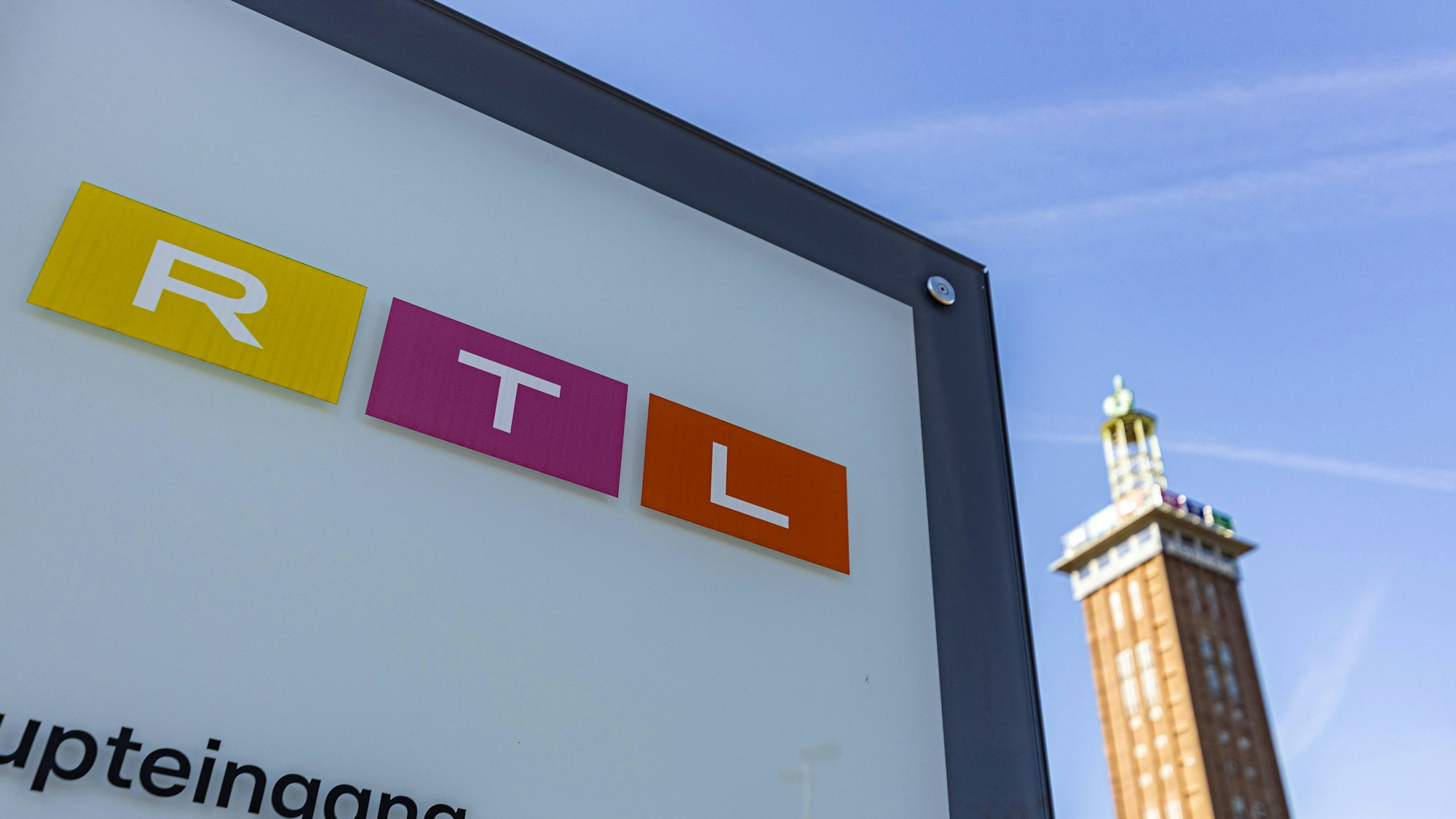 Der alte Messeturm mit buntem RTL Logo am Hauptsitz der RTL Mediengruppe auf dem ehemaligen Messegelände in Köln Deutz. (Archivbild)