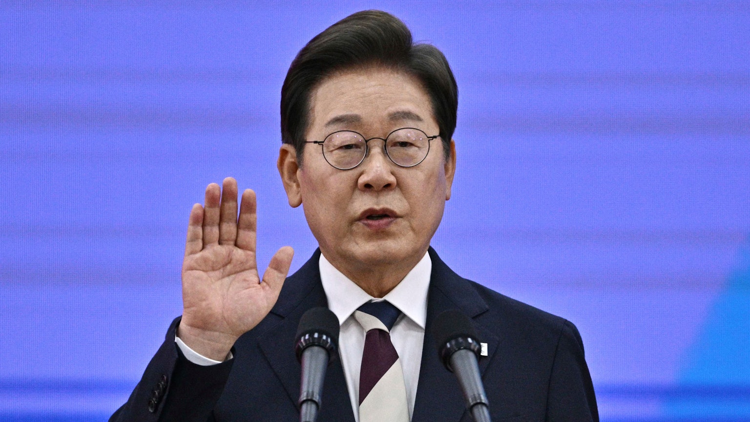 Südkoreas neu gewählter Präsident Lee Jae Myung legt während seiner Amtseinführung in der Nationalversammlung seinen Amtseid ab.