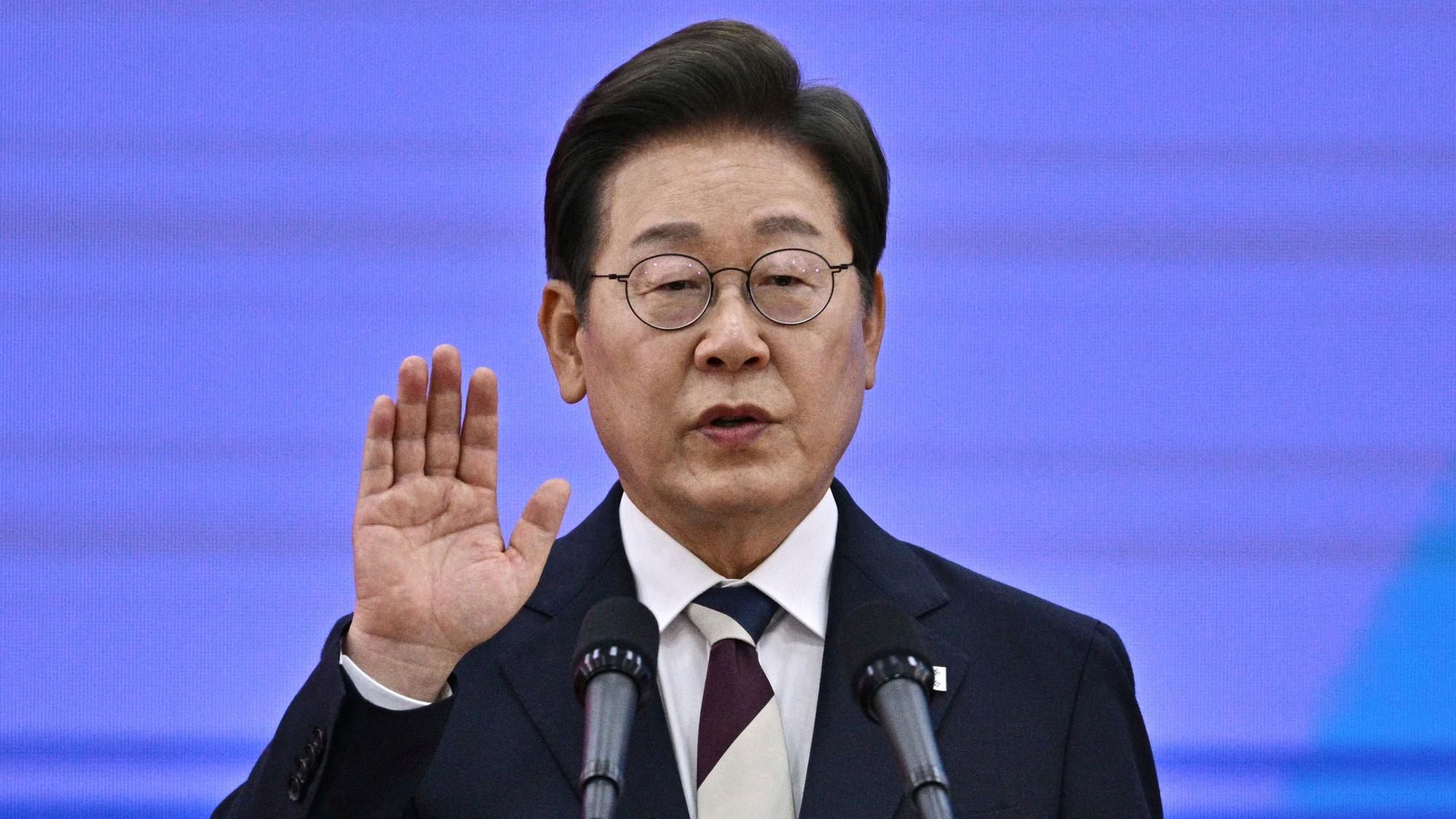 Südkoreas neu gewählter Präsident Lee Jae Myung legt während seiner Amtseinführung in der Nationalversammlung seinen Amtseid ab.