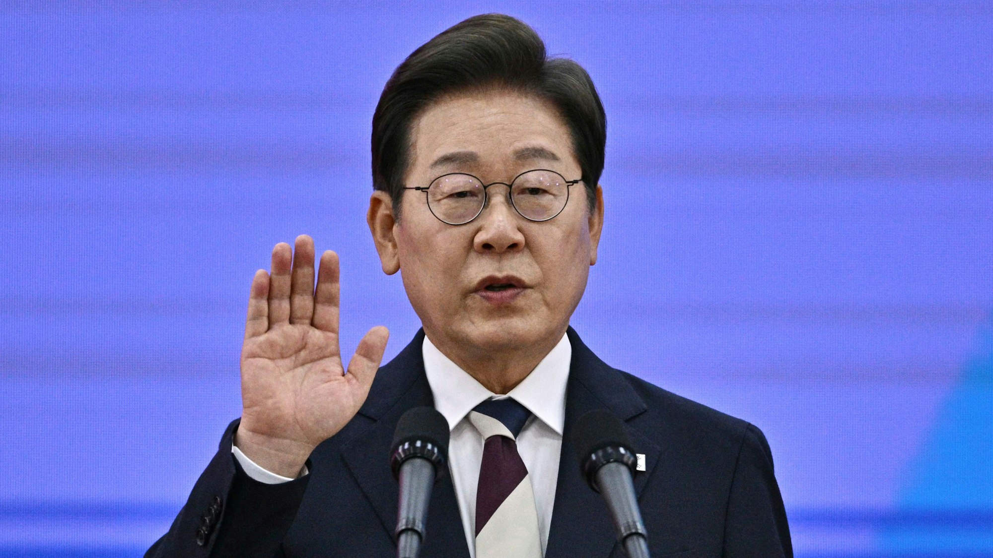 Südkoreas neu gewählter Präsident Lee Jae Myung legt während seiner Amtseinführung in der Nationalversammlung seinen Amtseid ab.