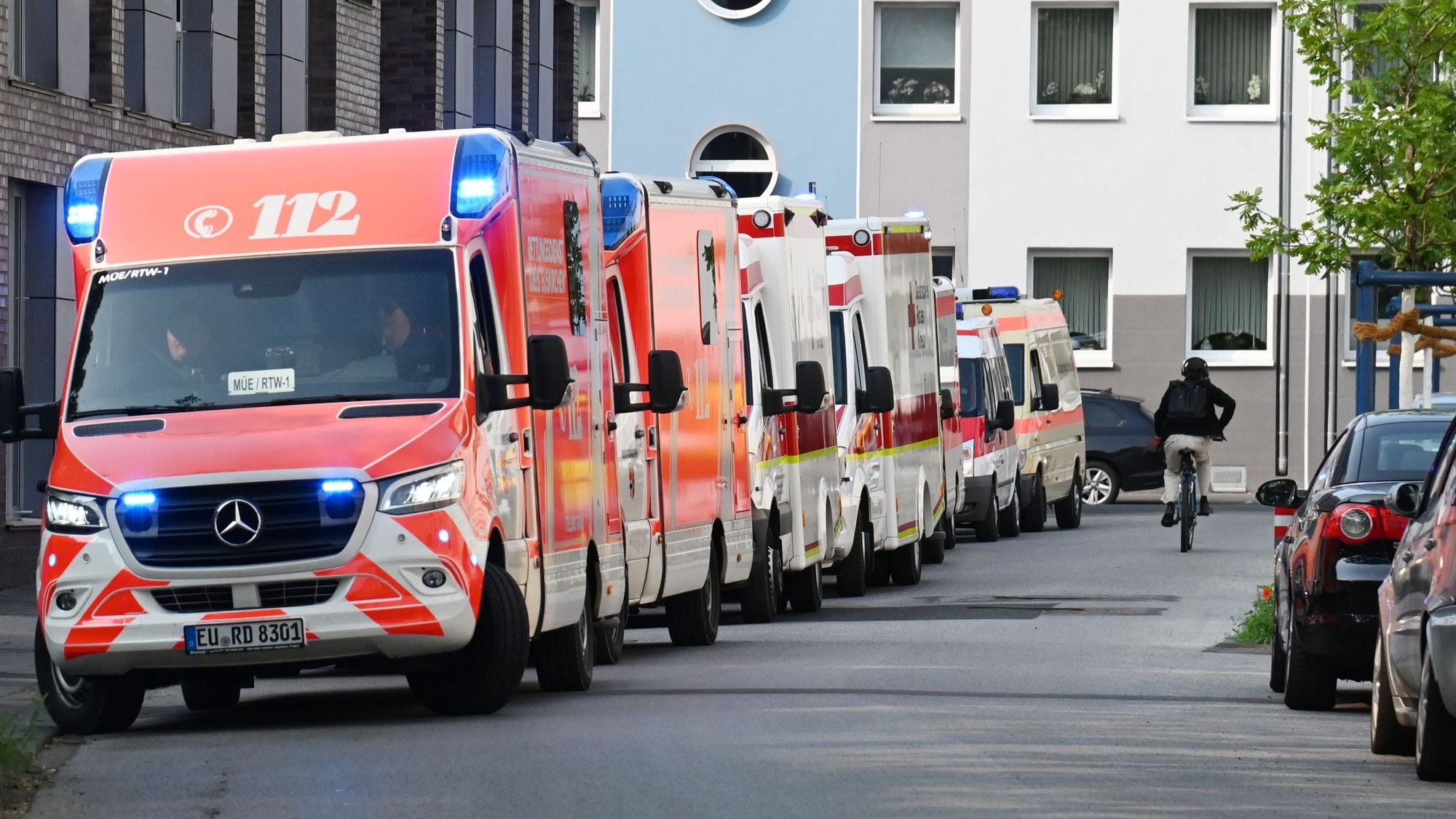 Fahrzeuge aus der Euskirchen und Aachen sind unter anderem für den Großeinsatz nach Köln beordert worden.