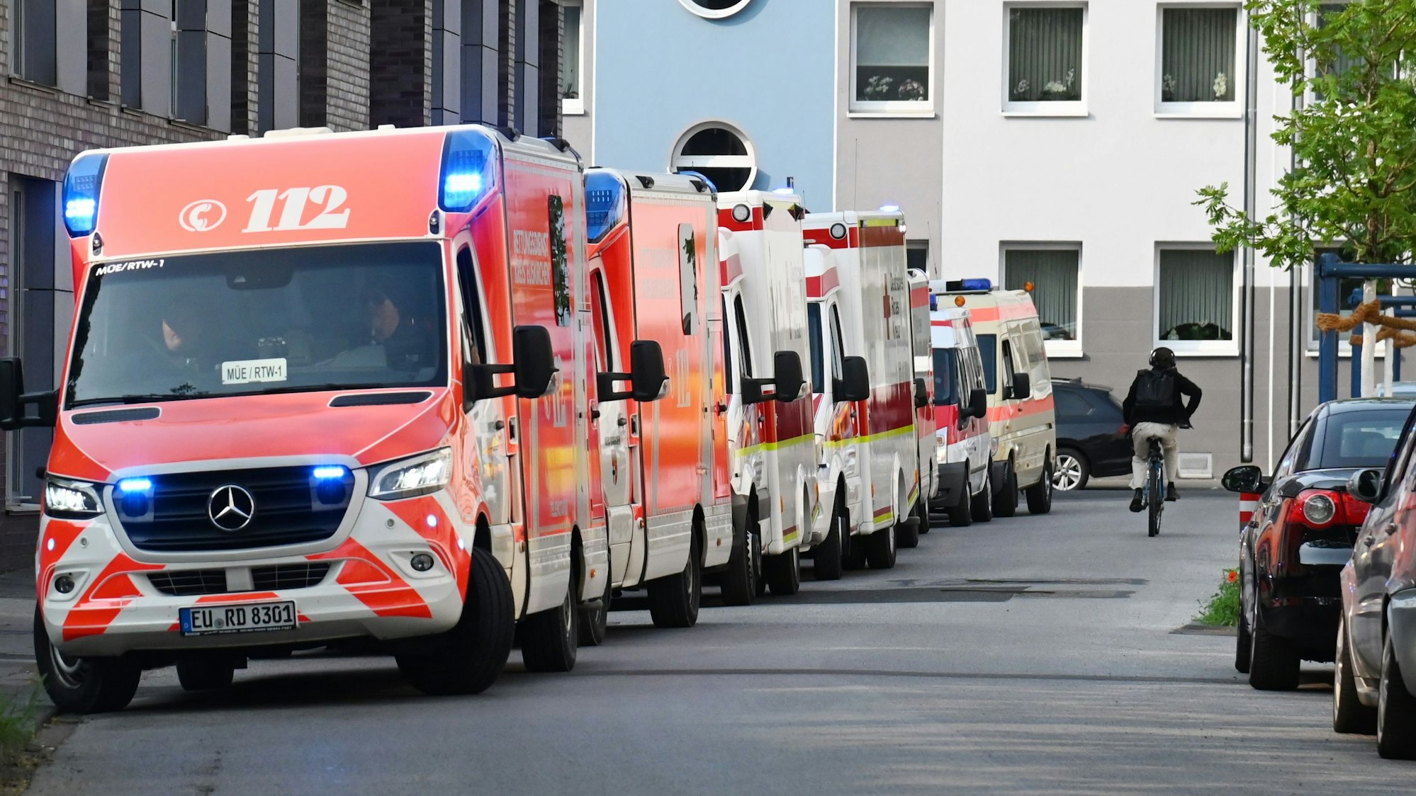 Fahrzeuge aus der Euskirchen und Aachen sind unter anderem für den Großeinsatz nach Köln beordert worden.