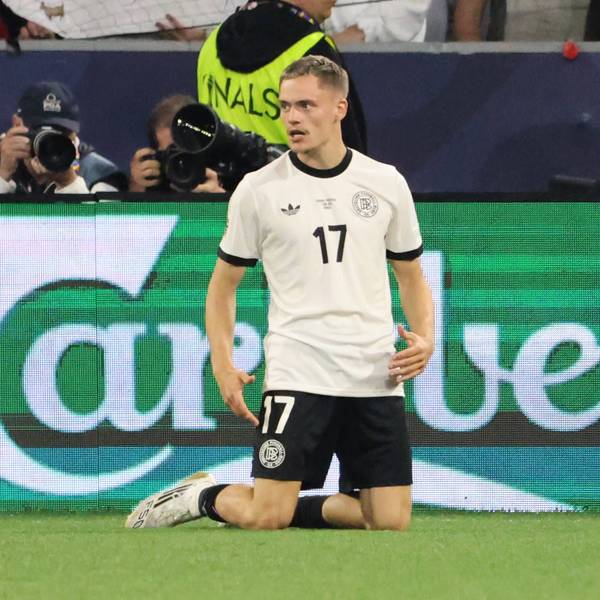 Florian Wirtz kniet auf dem Rasen in München.