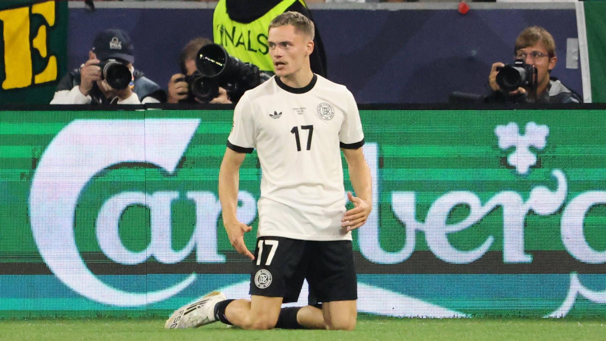Florian Wirtz kniet auf dem Rasen in München.