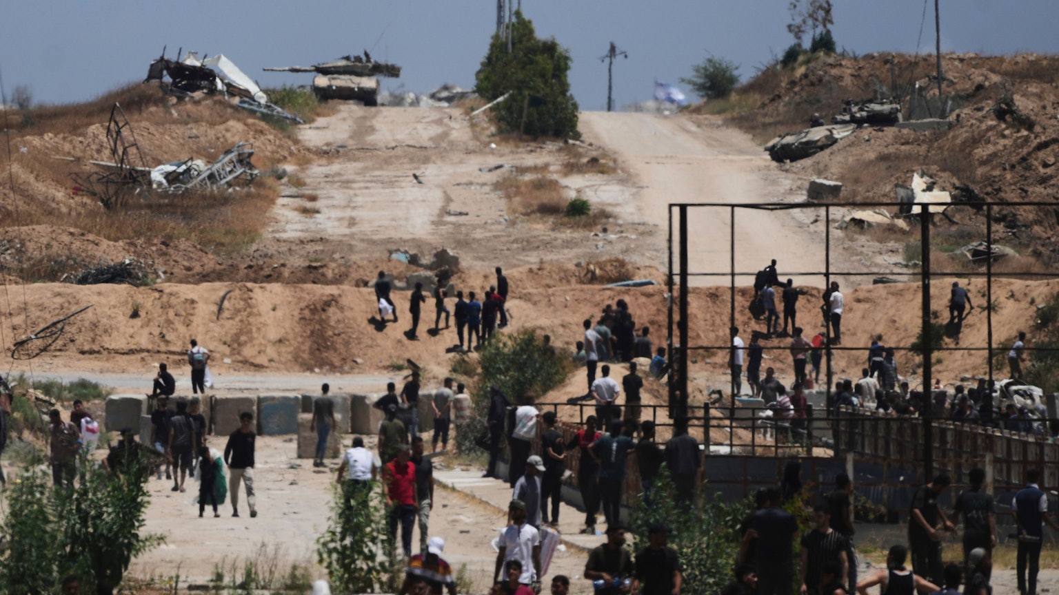 Israelische Panzer gehen in Chan Junis im südlichen Gazastreifen in Stellung neben einem Verteilungszentrum für humanitäre Hilfsgüter, die von der Gaza Humanitarian Foundation, einer von den USA unterstützten und von Israel anerkannten Organisation, geliefert wurden. (Archivbild)