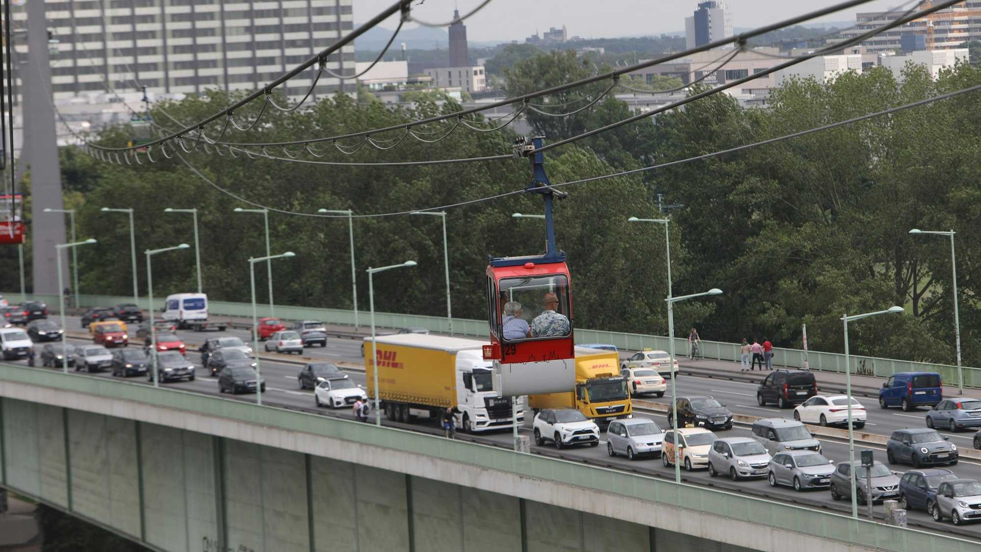Aufgrund der vielen Sperrungen kommt es im Zuge der Bombenentschärfung zu zahlreichen Staus.