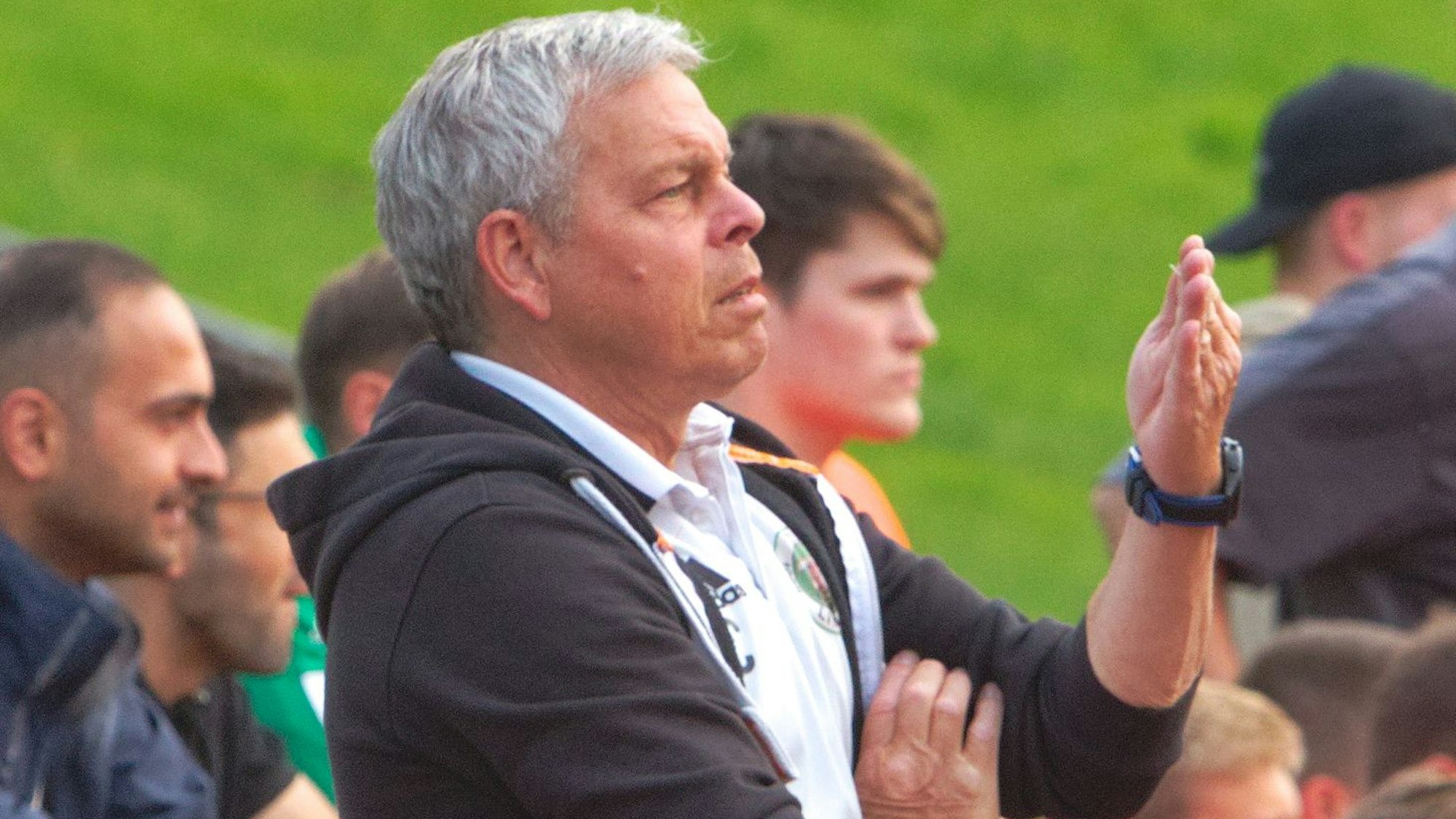 Zu sehen ist ein Fußballtrainer an der Seitenlinie.