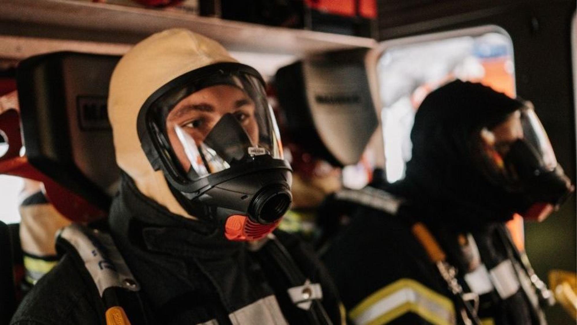 Feuerwehreinsatz in Leverkusen-Alkenrath bei einem Wohnungsbrand in einem Mehrfamilienhaus