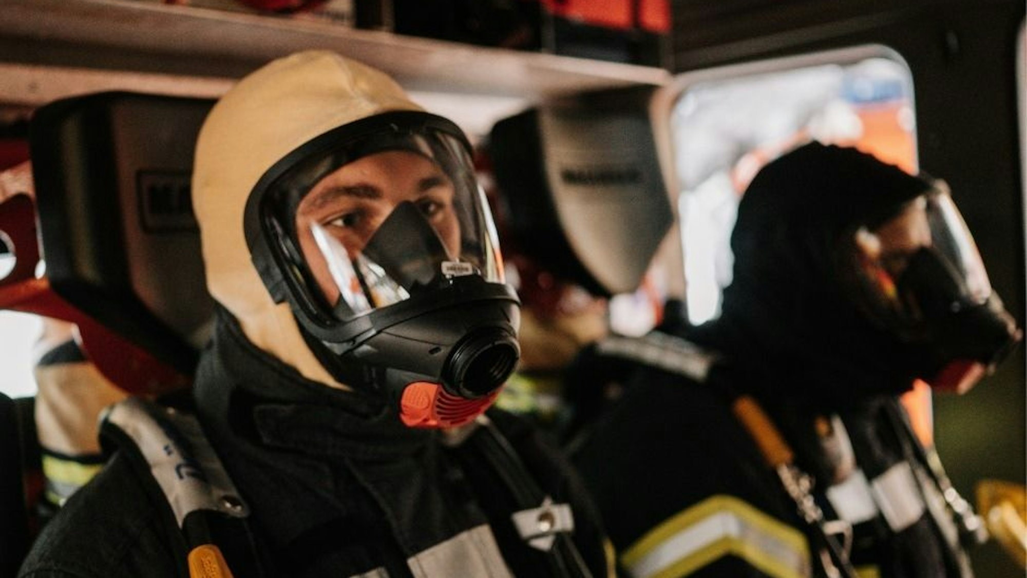 Feuerwehreinsatz in Leverkusen-Alkenrath bei einem Wohnungsbrand in einem Mehrfamilienhaus