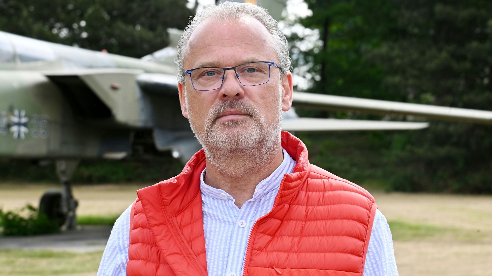 Hauptmann a.D. Frank Prodehl ist im Porträt zu sehen.