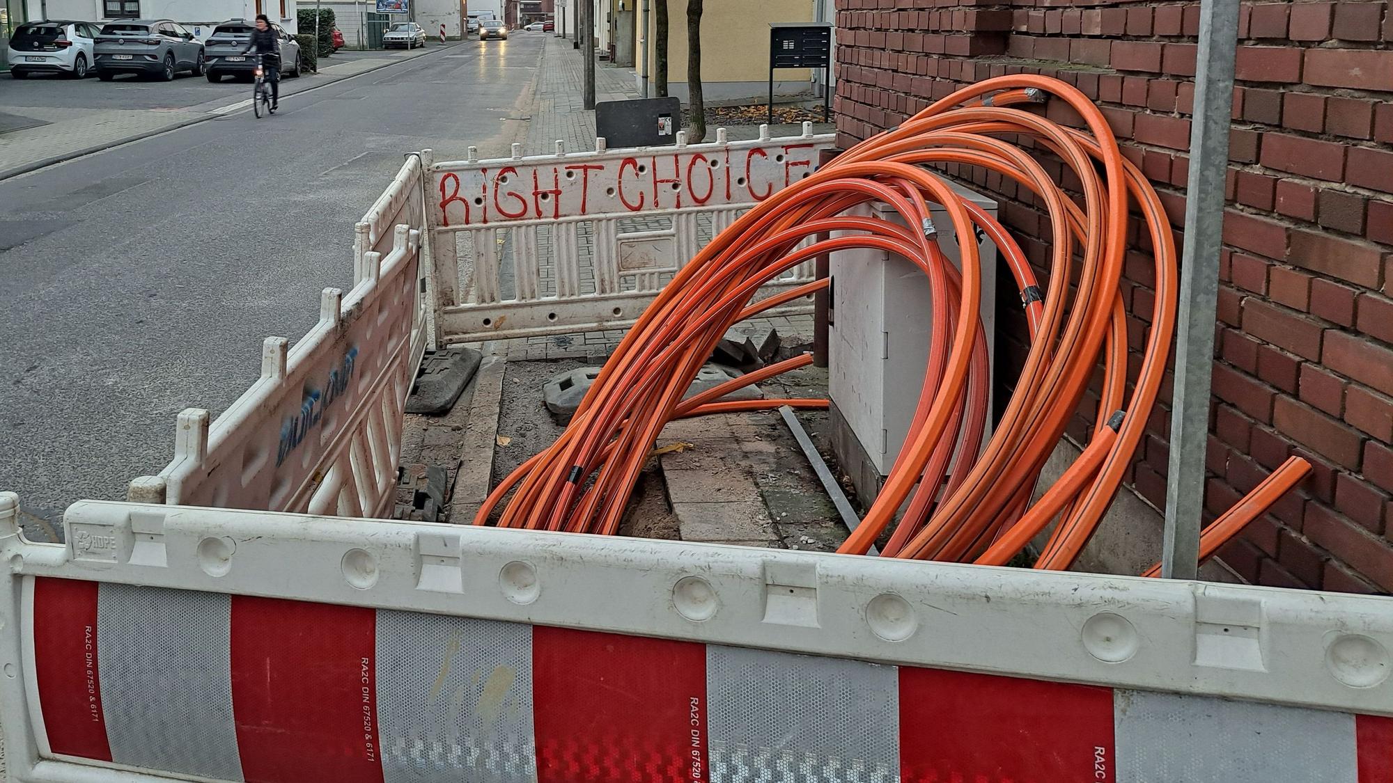 Im Niederkasseler Stadtteil Rheidt werden auf einer Baustelle Glasfaserkabel der Deutschen Telekom verlegt.