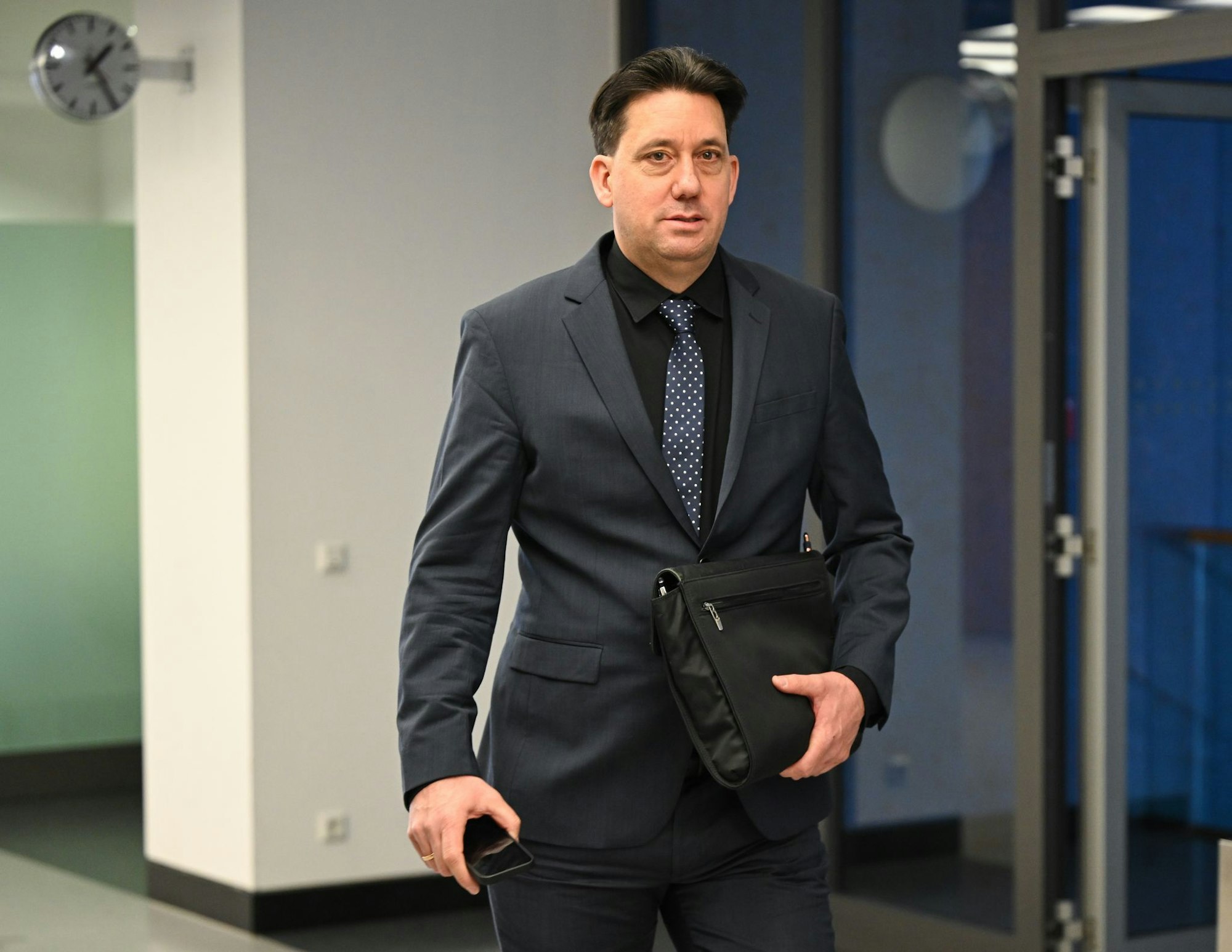 Im Prozess von Ex-Schiedsrichter Manuel Gräfe gegen den DFB ist das Urteil des Oberlandesgerichts Frankfurt verschoben worden.