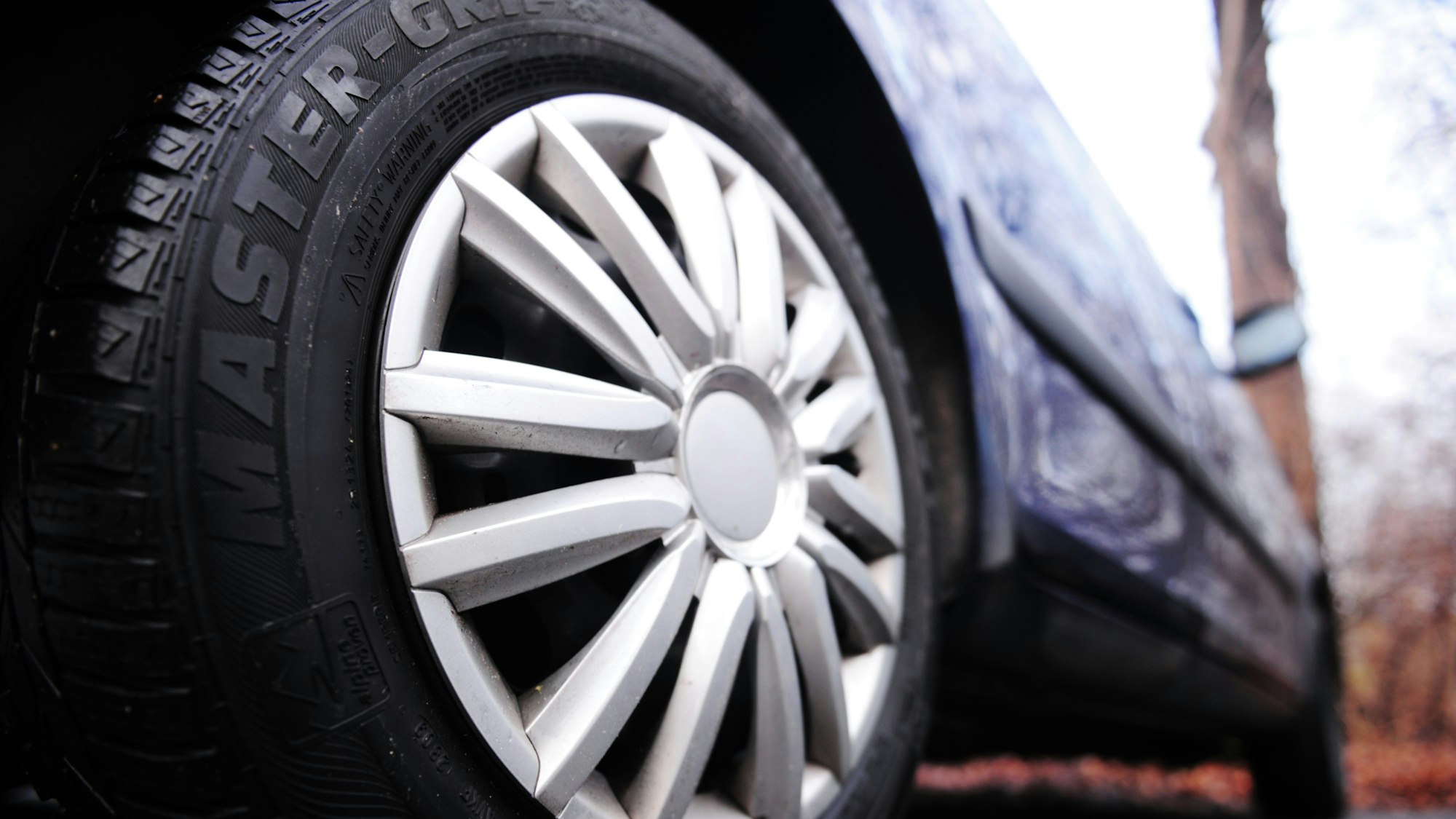 Ein Auto parkt am Straßenrand. In Sankt Augustin eskalierte ein Streit um eine Parklücke.