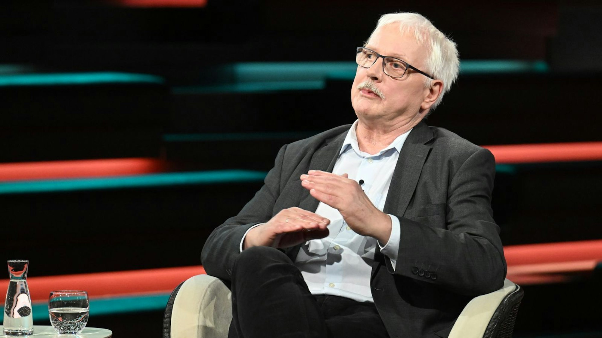 Der Ökonom Matthias Günther legte am Mittwochabend dar, wie prekär die Lage in der deutschen Bauwirtschaft wirklich ist. (Bild: ZDF / Cornelia Lehmann)