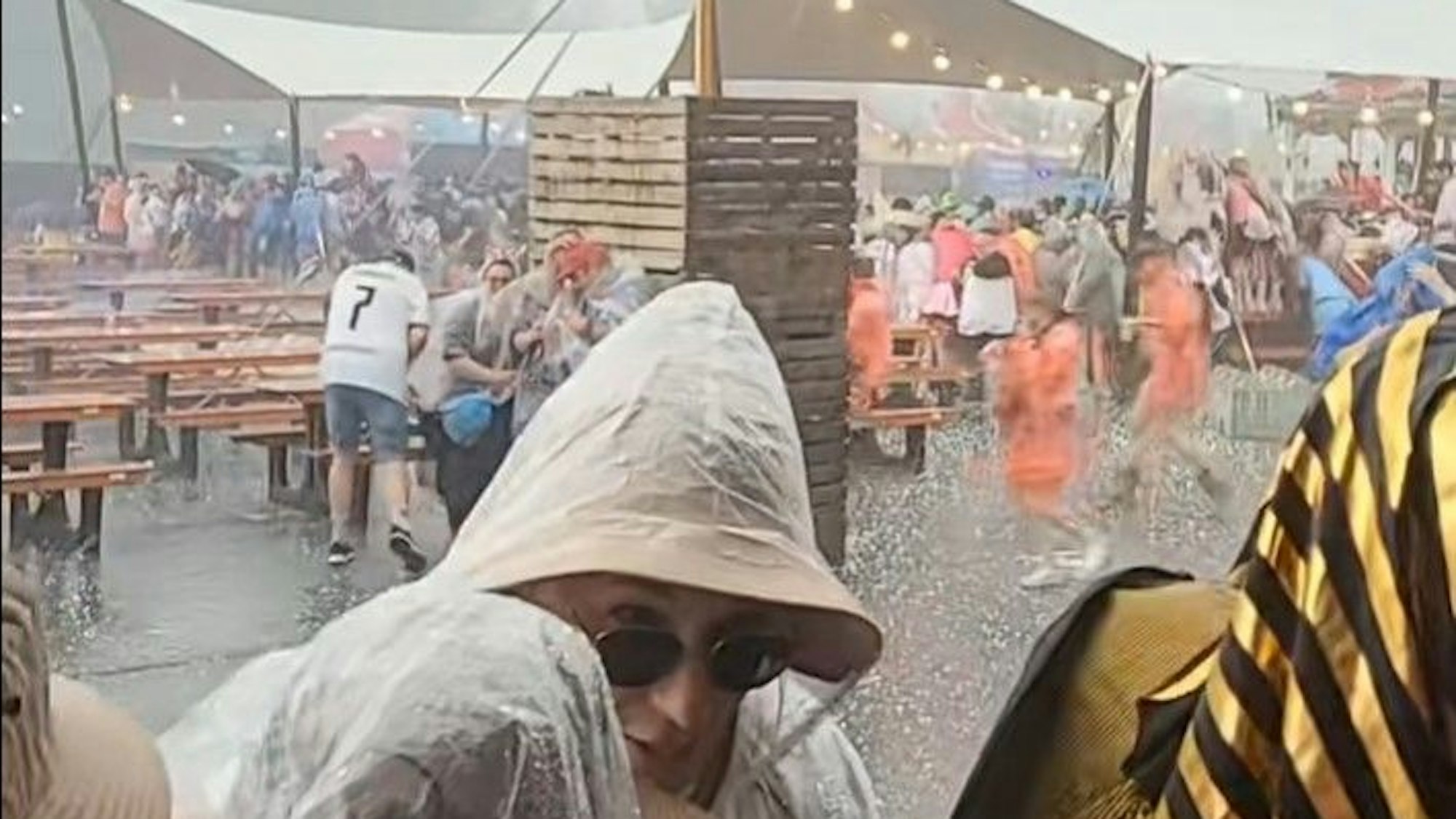 Festivalbesucher bei „Jeck en de City“ suchen Schutz vor Hagel und Gewitter.