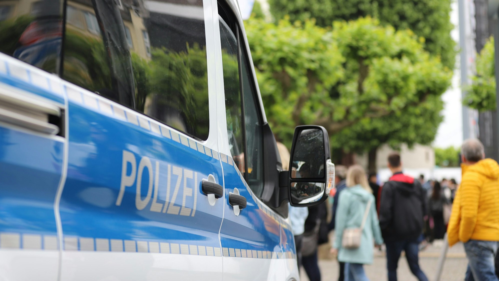 Ein Einsatzfahrzeug der Polizei in der Innenstadt (Symbolfoto).