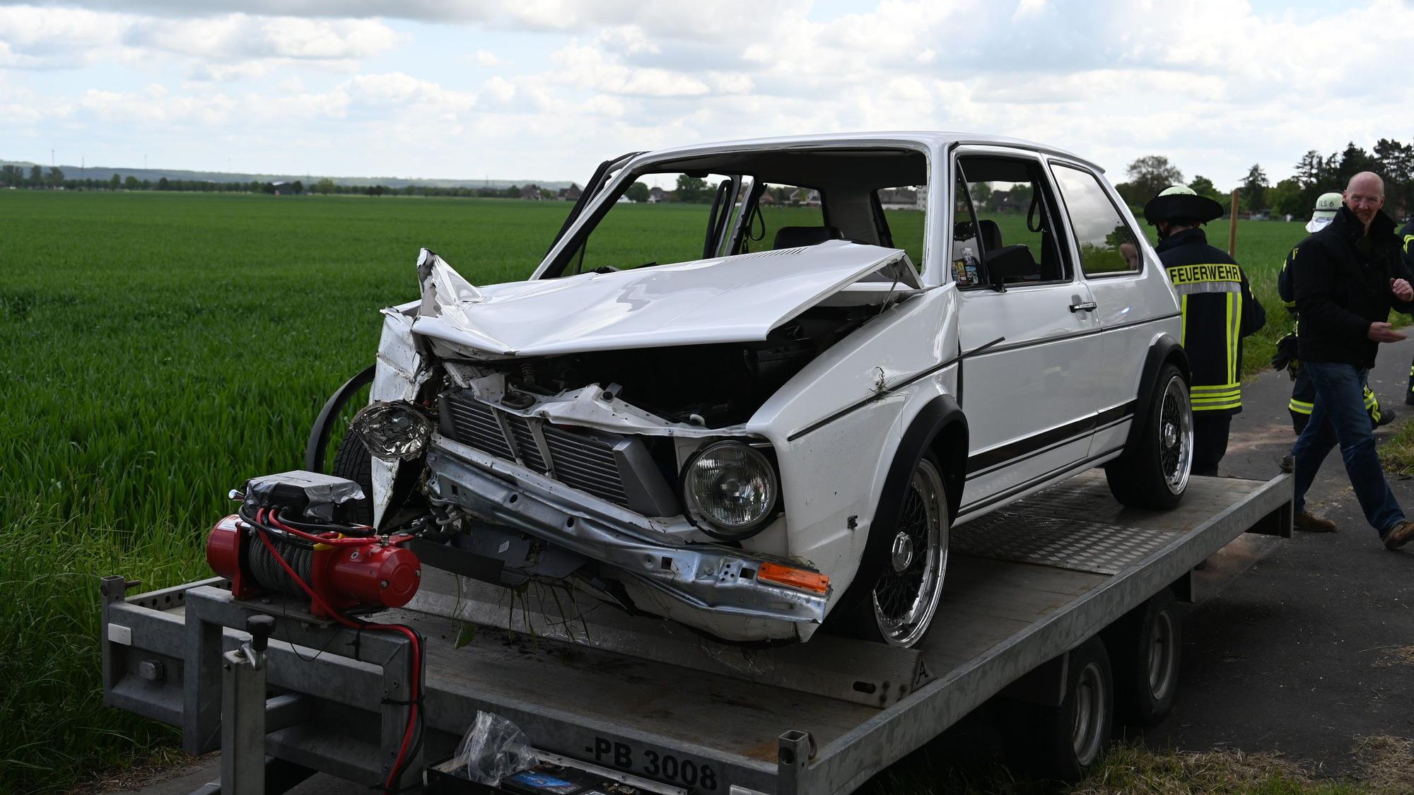 Ein Fahrer eines alten VW Golf kam von der Straße ab und prallte gegen einen Baum.