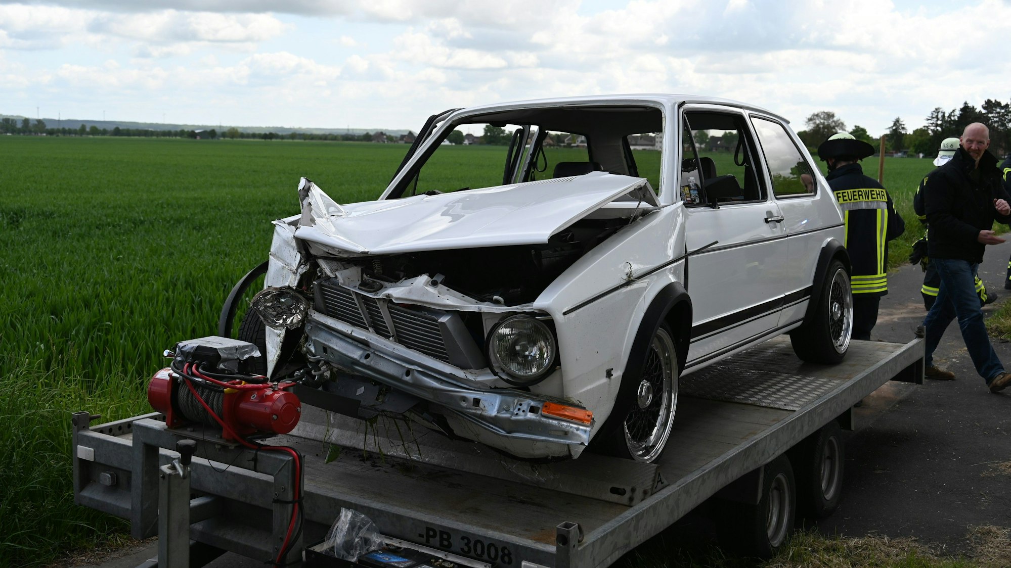 Ein Fahrer eines alten VW Golf kam von der Straße ab und prallte gegen einen Baum.