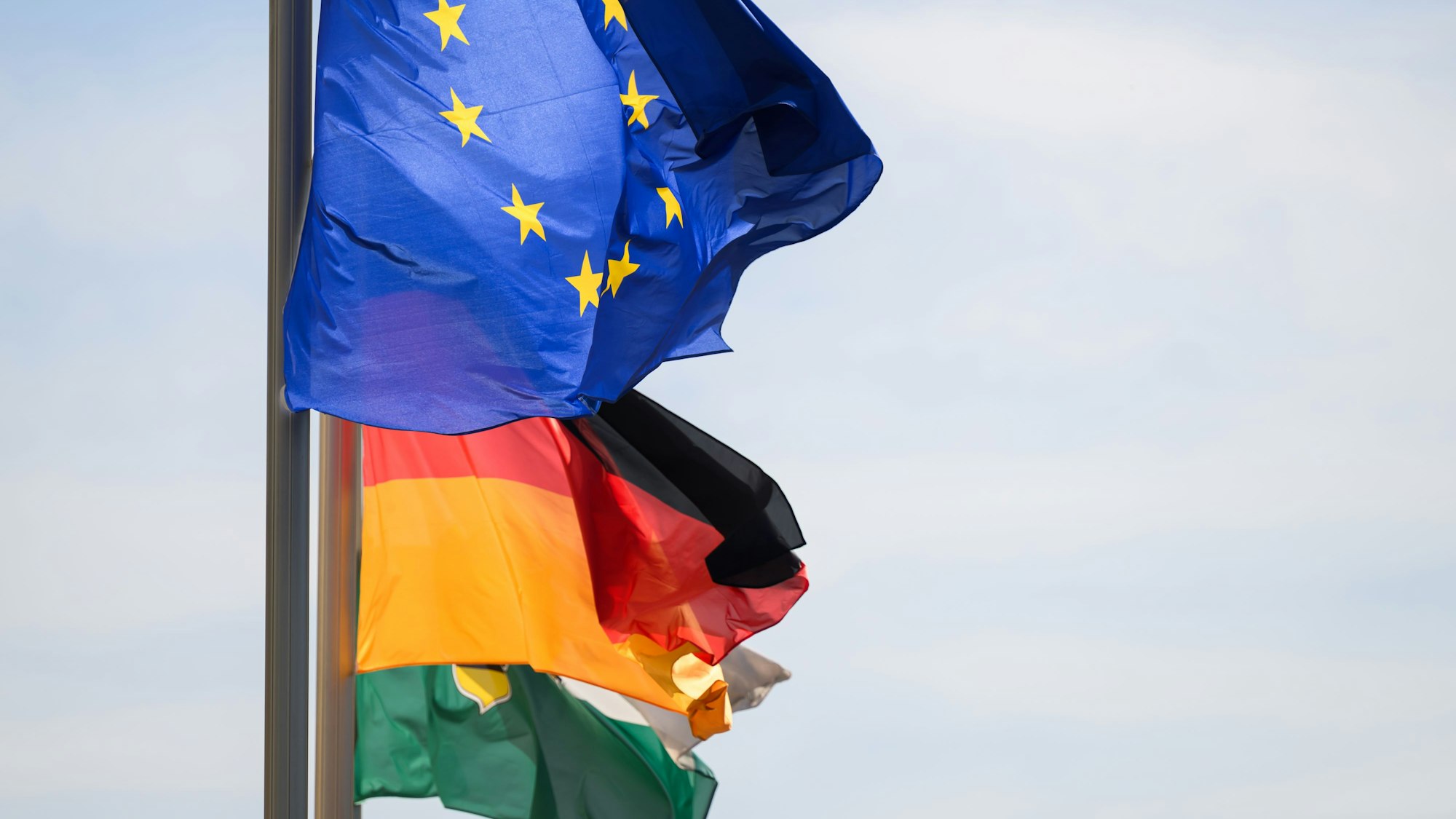 ARCHIV - 02.05.2024, Sachsen, Dresden: Flaggen von Europa (l-r), Deutschland und Sachsen wehen während der Sitzung vor dem Sächsischen Landtag im Wind. (zu dpa: «Dauerhafte Beflaggung auch im Landkreis Wittenberg») Foto: Robert Michael/dpa +++ dpa-Bildfunk +++