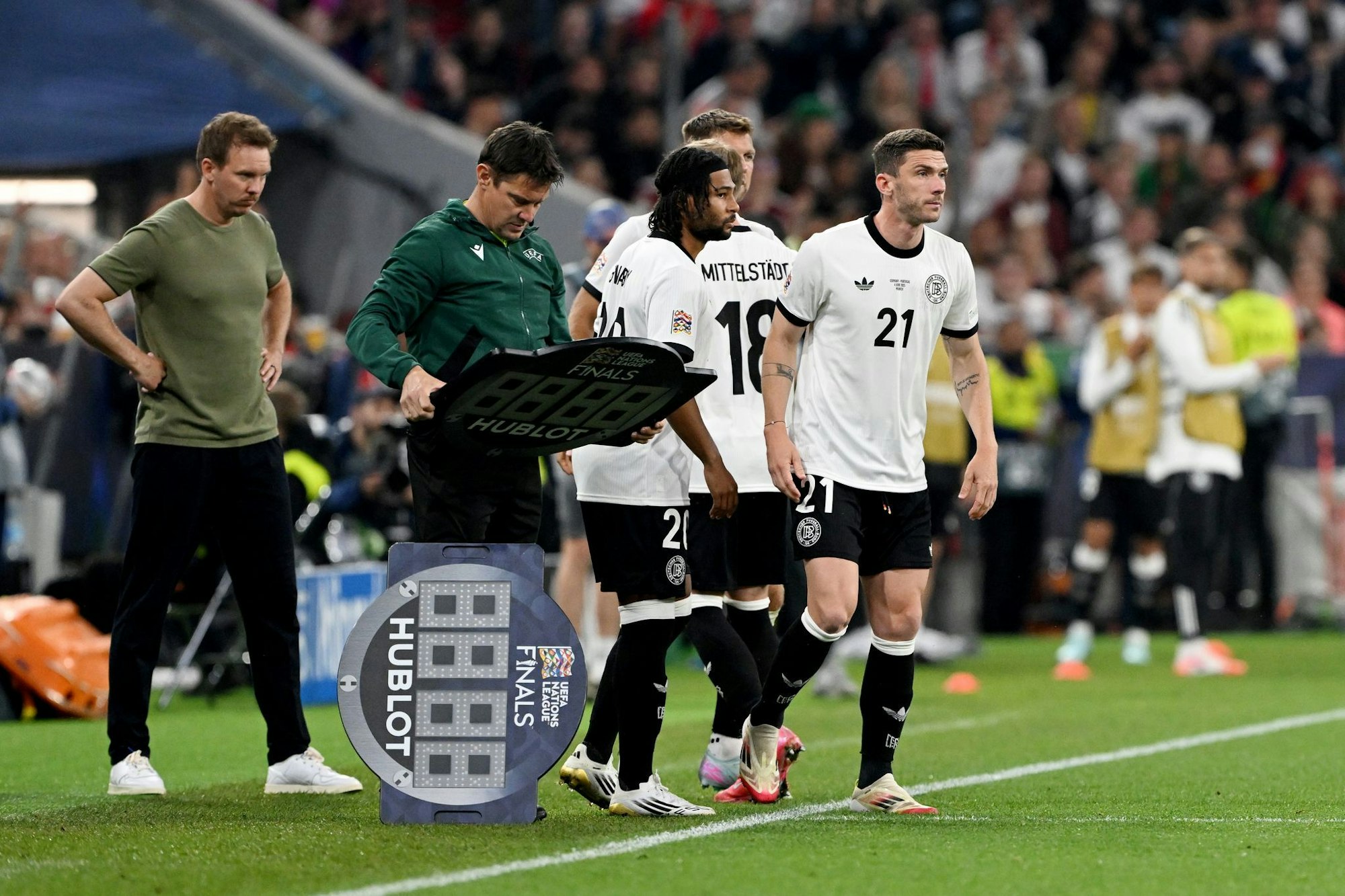 Nächster missglückter Dreifach-Wechsel: Bundestrainer Julian Nagelsmann (l) bringt beim Stand von 1:0 Serge Gnabry, Niclas Füllkrug und Robin Gosens.